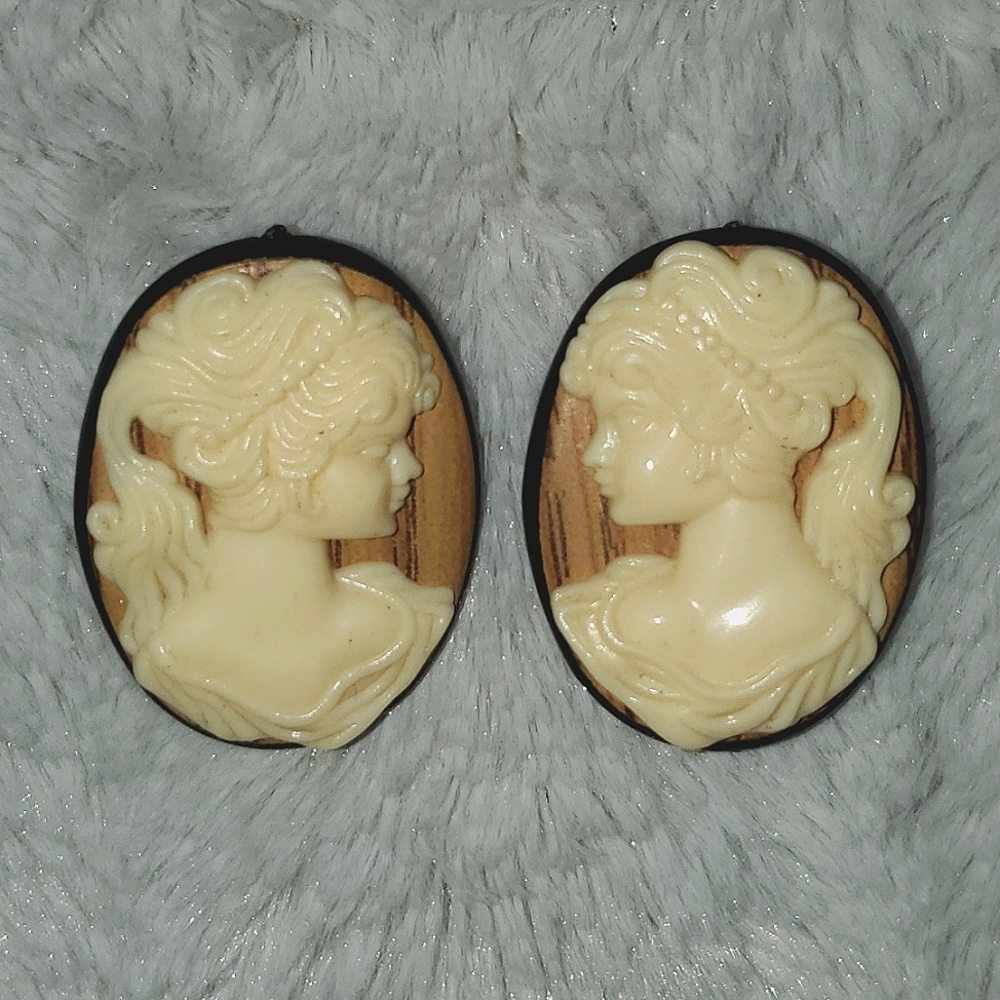 Vintage Clip-On Cameo Earrings - Picture 2 of 6